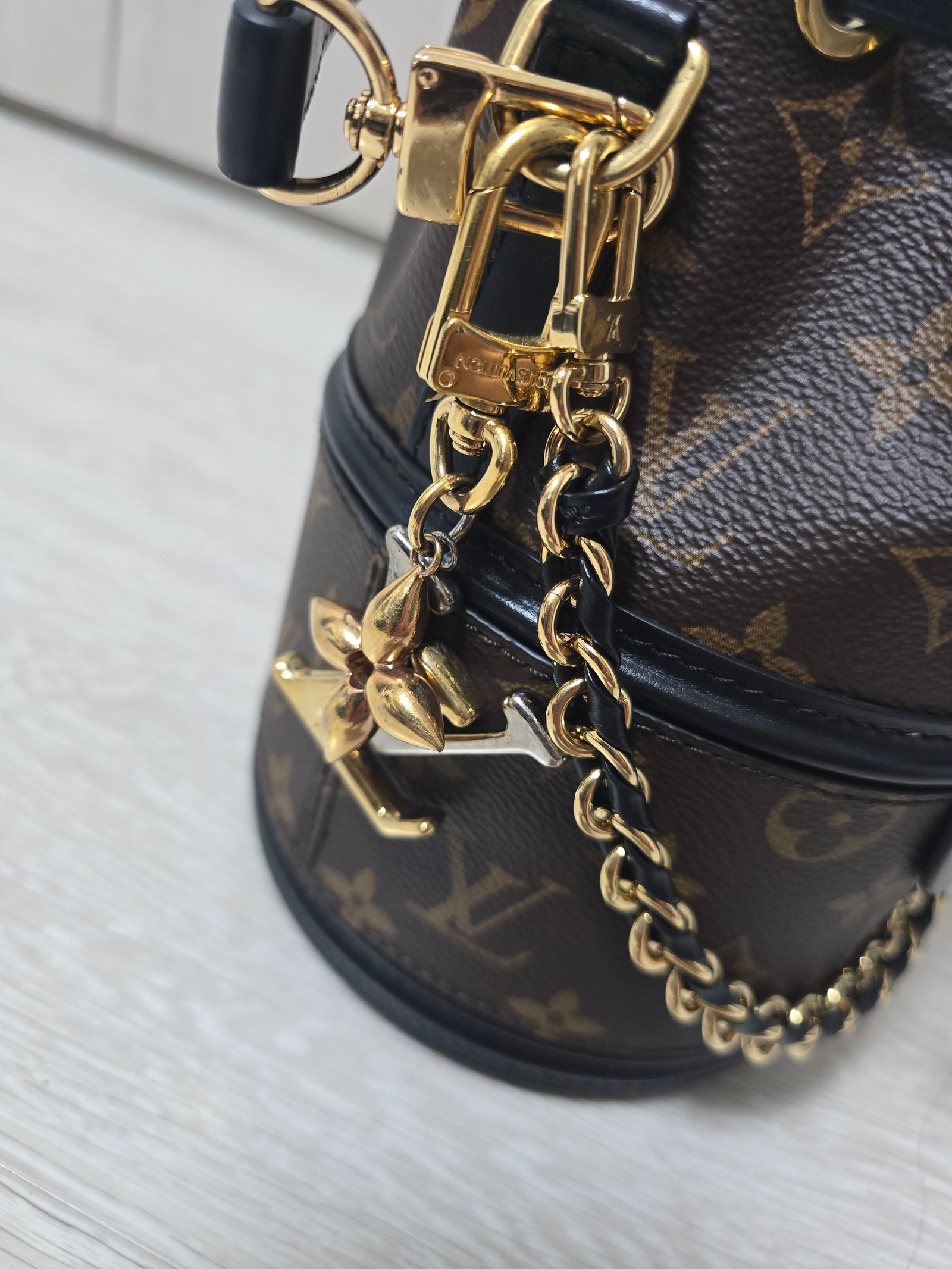 루이비통 버킷백