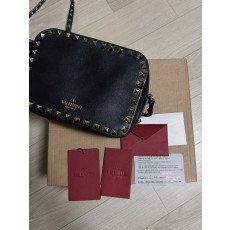 발렌티노 락스터드 크로스백 블랙