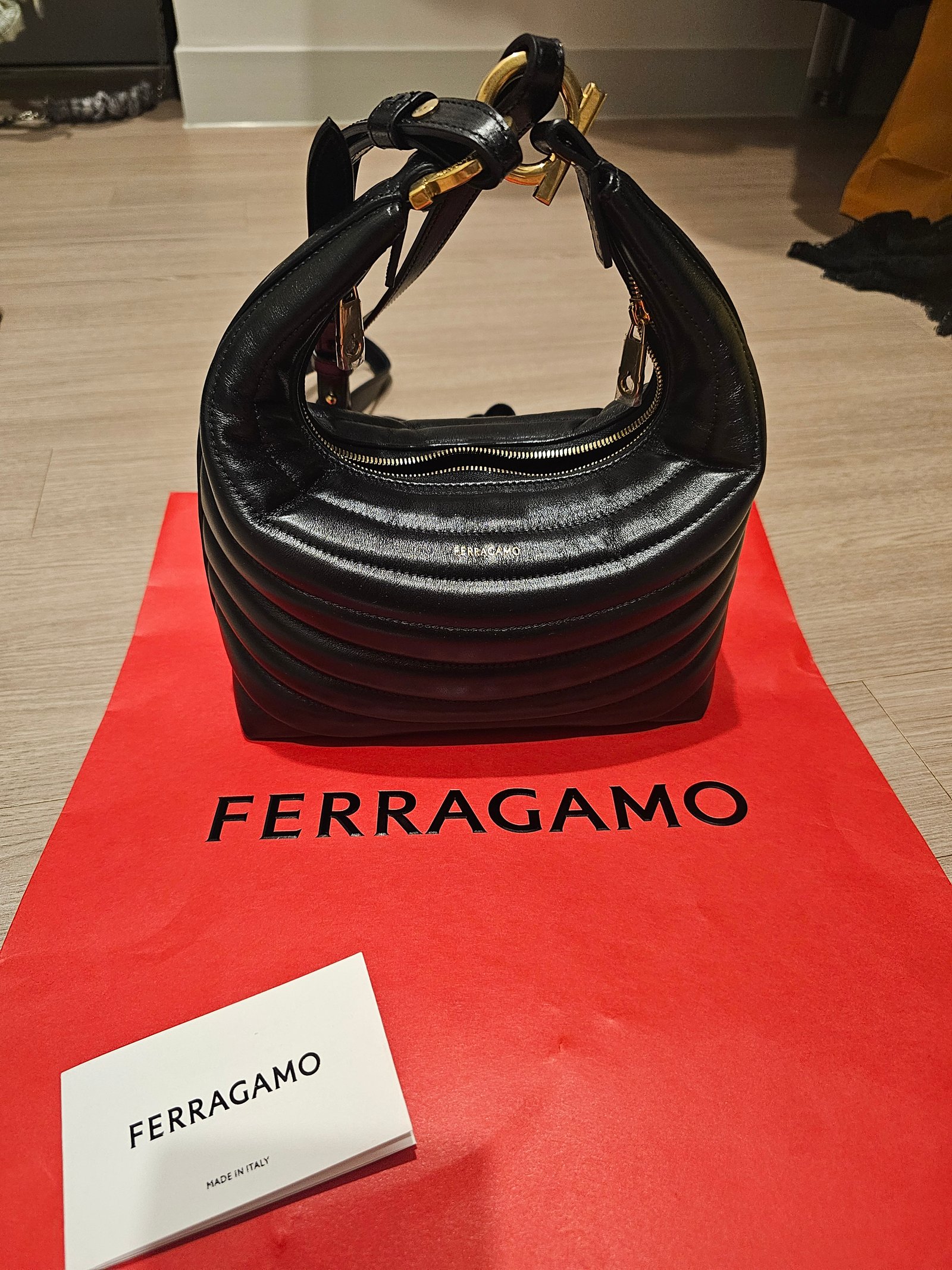 페라가모 마텔라세 크로스백