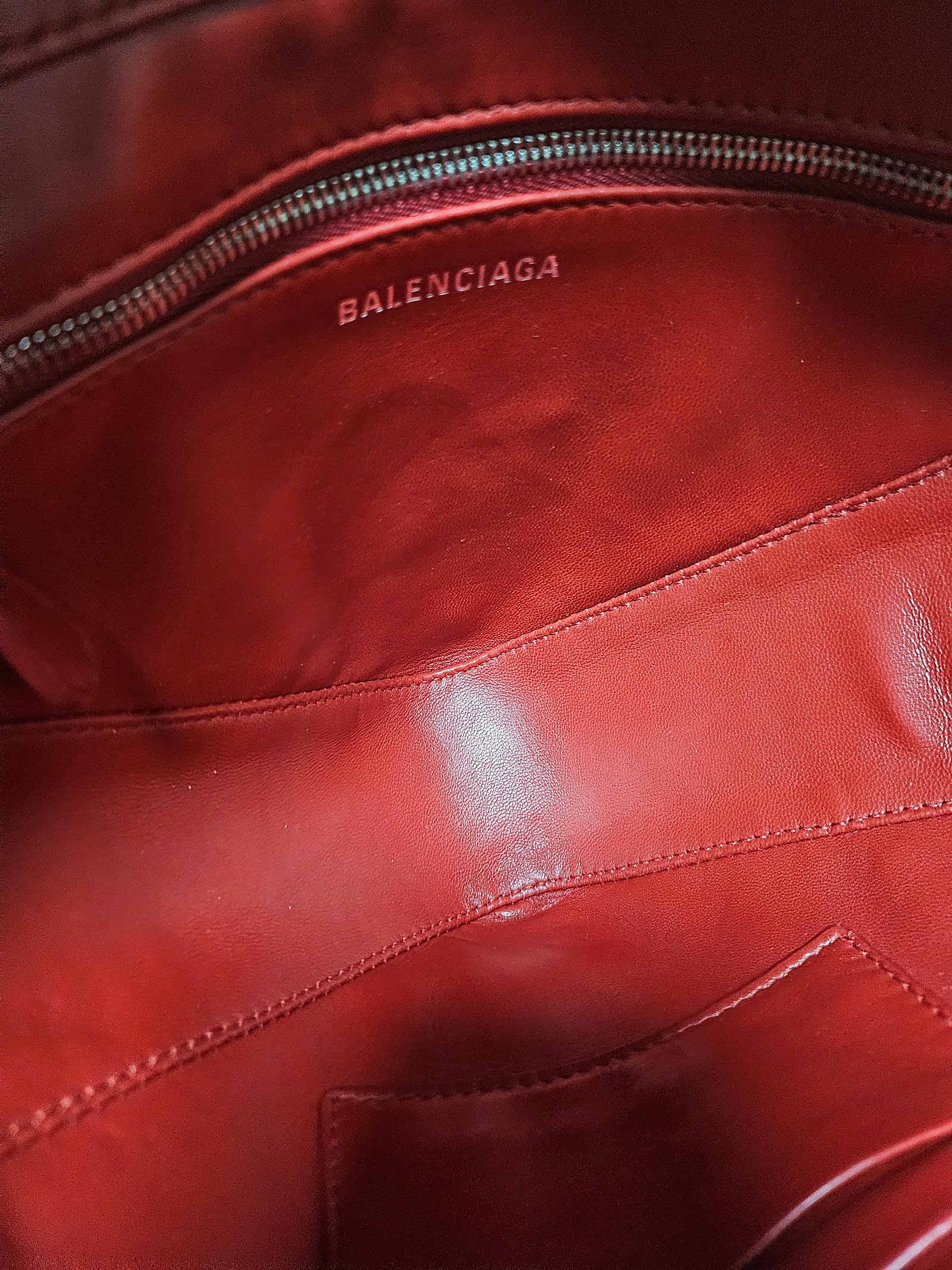 발렌시아가 트라이앵글백.