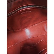 발렌시아가 트라이앵글백.