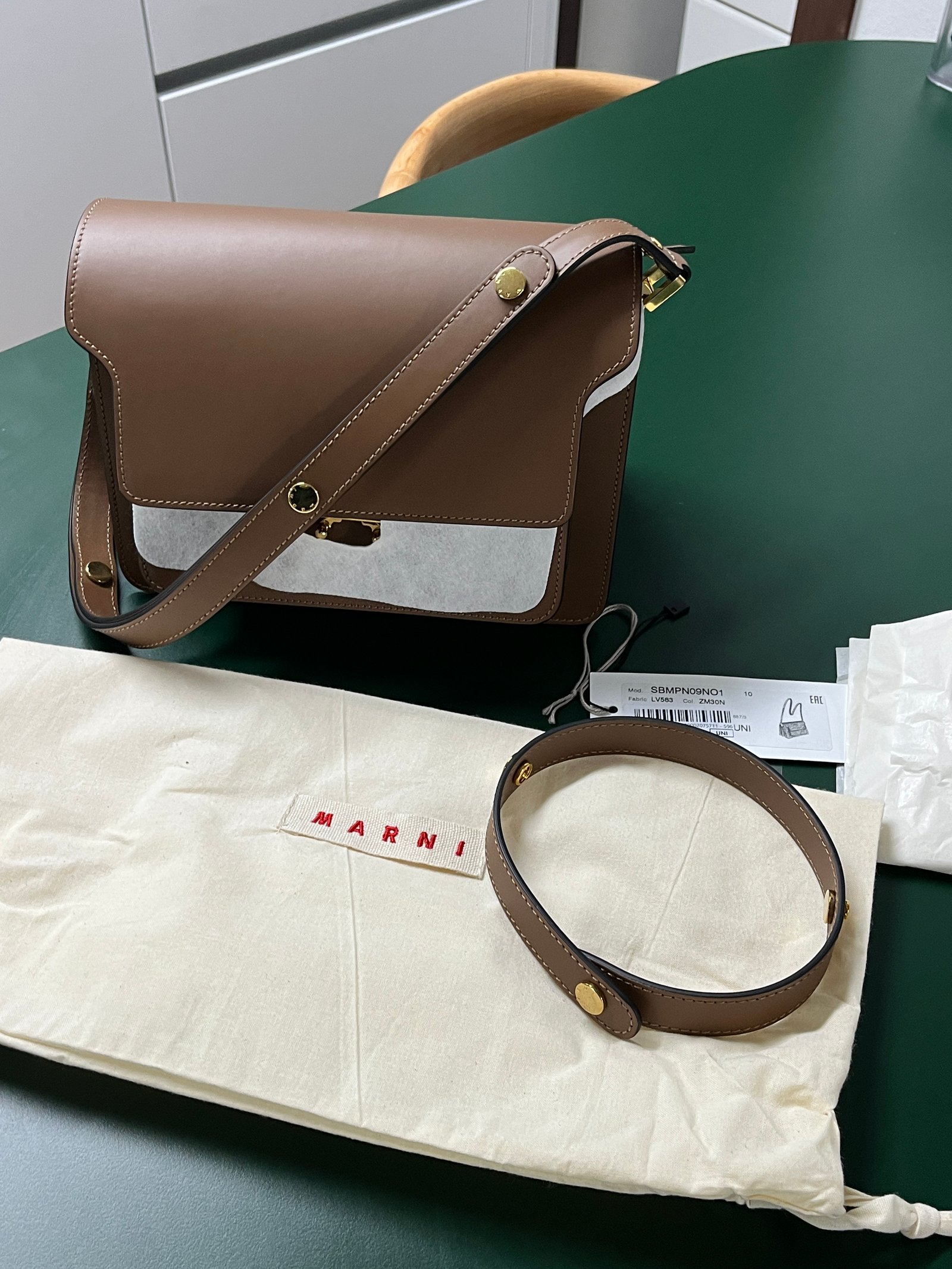 마르니 트렁크 미디움 카프스킨 숄더백 골드 브라운