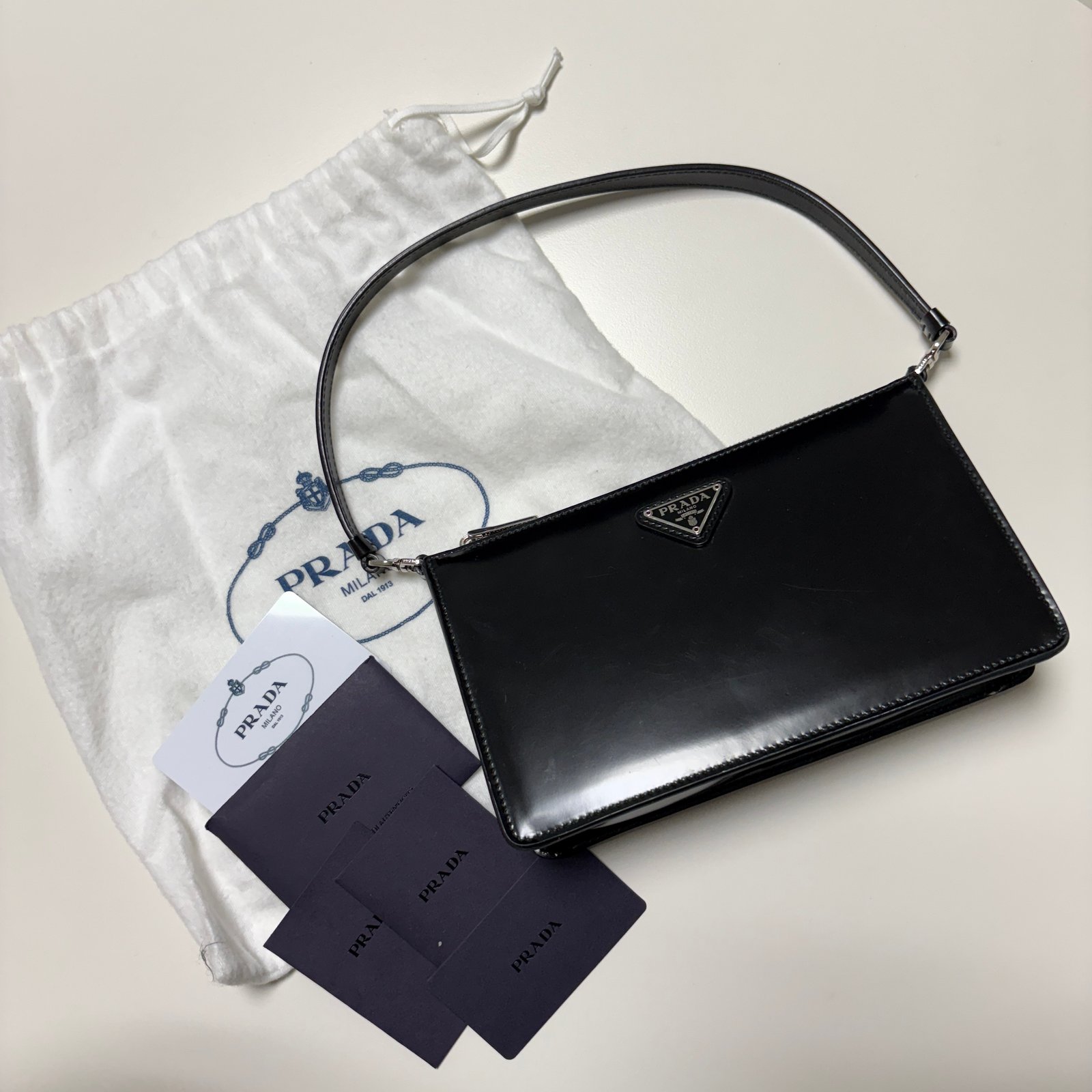 프라다 브러쉬드 레더 숄더백