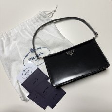 프라다 브러쉬드 레더 숄더백