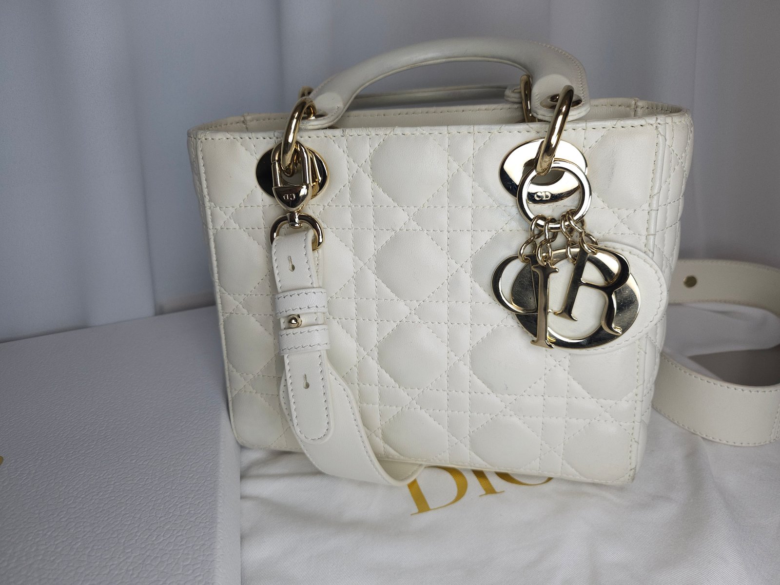 [압구정] 디올 레이디 ABC 까나쥬 화이트라떼 스몰 백 M0538ON